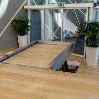 hydro plateau traplift met houten vloer doorgelegd