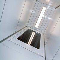 Platformlift-schacht-met-plafond-verlichting